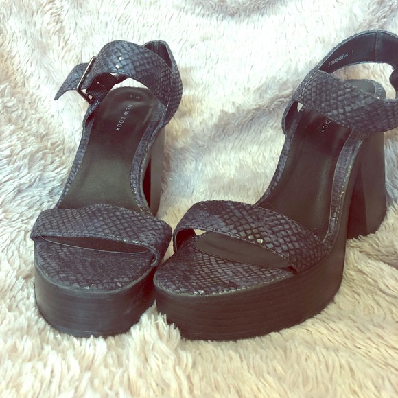 Shoes - Chunky heel sandal strap